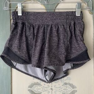 Like new Lululemon 2.5” low rise hotty hot shorts size 2